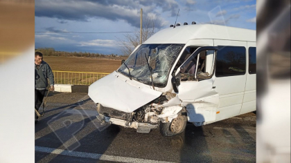 Accident grav la Cahul. O masina s-a lovit puternic de un microbuz - FOTO/VIDEO Accident grav la Cahul. O masina s-a lovit puternic de un microbuz - FOTO/VIDEO