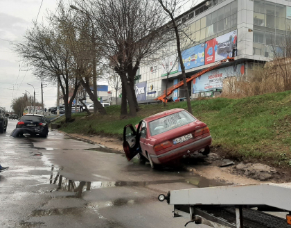 Accident grav in capitala. Doua masini au fost avariate dupa ce s-au lovit puternic - FOTO Accident grav in capitala. Doua masini au fost avariate dupa ce s-au lovit puternic - FOTO