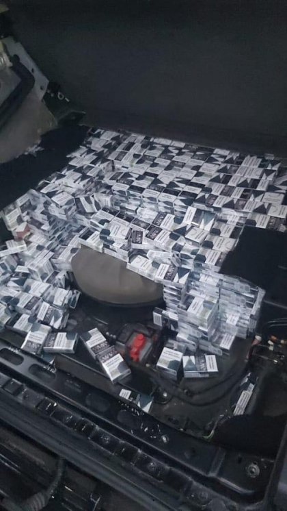 Noi tentantive de contrabanda la vama Sculeni. Un roman a fost retinut cu 54 mii de tigari ascunse in mai multe spatii din autoturismul sau - FOTO Noi tentantive de contrabanda la vama Sculeni. Un roman a fost retinut cu 54 mii de tigari ascunse in mai multe spatii din autoturismul sau - FOTO