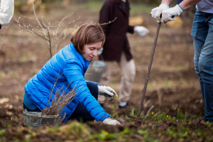 Maia Sandu, impreuna cu mai multi voluntari a plantat puieti de stejar pe un teren din raionul Calarasi: "Ploaia de azi nu ne-a speriat si nici nu ne-a intors din drum" - FOTO Maia Sandu, impreuna cu mai multi voluntari a plantat puieti de stejar pe un teren din raionul Calarasi: "Ploaia de azi nu ne-a speriat si nici nu ne-a intors din drum" - FOTO