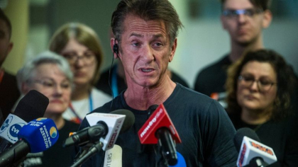 Actorul Sean Penn le cere miliardarilor sa cumpere escadrile de avioane de razboi Ucrainei pentru a face fata invaziei ruse
Actorul Sean Penn le cere miliardarilor sa cumpere escadrile de avioane de razboi Ucrainei pentru a face fata invaziei ruse