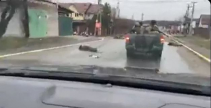 Rusii s-au retras din Bucha, dar au lasat in urma moarte. Cadavrele a cel putin 20 de barbati civili au fost gasite pe o singura strada - VIDEO