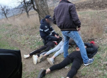 Au intrat intr-o casa din Hincesti si au furat mai multe lucruri in valoare de aproape 15 mii de lei. Trei tineri - retinuti de oamenii legii Au intrat intr-o casa din Hincesti si au furat mai multe lucruri in valoare de aproape 15 mii de lei. Trei tineri - retinuti de oamenii legii