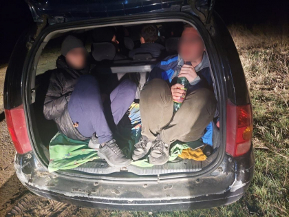 O masina in care se aflau patru barbati, dintre care doi erau in portbagaj - oprita de graniceri in apropiere de frontiera cu Republica Moldova. Acestia au spus ca merg in vizita la bunica lor, dar s-au ratacit - FOTO O masina in care se aflau patru barbati, dintre care doi erau in portbagaj - oprita de graniceri in apropiere de frontiera cu Republica Moldova. Acestia au spus ca merg in vizita la bunica lor, dar s-au ratacit - FOTO