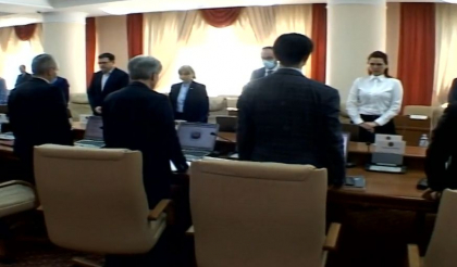 Ministrii au tinut un minut de reculegere in cadrul sedintei de astazi a Guvernului Ministrii au tinut un minut de reculegere in cadrul sedintei de astazi a Guvernului
