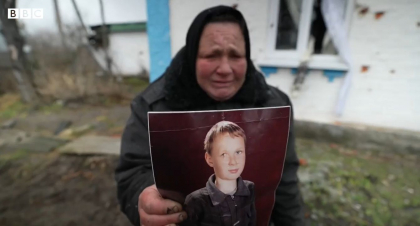 Imagini cumplite dintr-o localitate din apropierea Kievului, dupa atacul militarilor rusi. O femeie si-a ingropat fiul ucis de soldati in curtea case sale: "L-au omorat si au plecat" - VIDEO Imagini cumplite dintr-o localitate din apropierea Kievului, dupa atacul militarilor rusi. O femeie si-a ingropat fiul ucis de soldati in curtea case sale: "L-au omorat si au plecat" - VIDEO