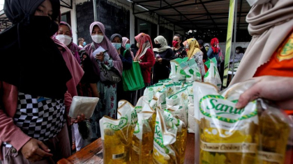 Criza de ulei de gatit in Indonezia, cel mai mare producator mondial de ulei de palmier. Politia va urmari productia si distributia Criza de ulei de gatit in Indonezia, cel mai mare producator mondial de ulei de palmier. Politia va urmari productia si distributia