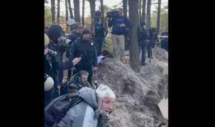 Oficialii ucraineni au dus presa la o groapa comuna despre care Rusia spune ca e „regizata”. Atentie, imagini care va pot afecta emotional - VIDEO Oficialii ucraineni au dus presa la o groapa comuna despre care Rusia spune ca e „regizata”. Atentie, imagini care va pot afecta emotional - VIDEO