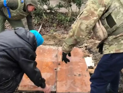 O mama din Bucea arata cum si-a ingropat sub frunze, plastic si resturi de mobilier fiica omorata de rusi: „A iesit la poarta, a crezut ca sunt ai nostri” - VIDEO O mama din Bucea arata cum si-a ingropat sub frunze, plastic si resturi de mobilier fiica omorata de rusi: „A iesit la poarta, a crezut ca sunt ai nostri” - VIDEO