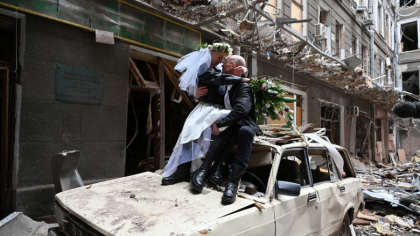 Un medic si o asistenta din Ucraina s-au casatorit printre ruinele din Harkovul bombardat. Fotografiile cu ei au devenit virale Un medic si o asistenta din Ucraina s-au casatorit printre ruinele din Harkovul bombardat. Fotografiile cu ei au devenit virale