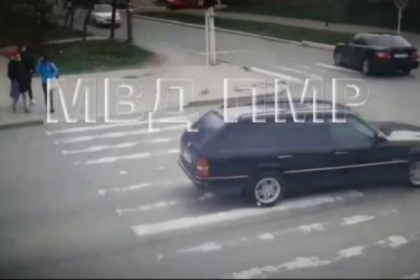 Momentul in care un Mercedes a luat-o la vale si s-a lovit intr-un microbuz cu pasageri, la Tiraspol - VIDEO
Momentul in care un Mercedes a luat-o la vale si s-a lovit intr-un microbuz cu pasageri, la Tiraspol - VIDEO