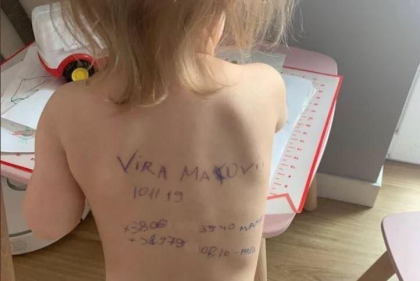 O mama ucraineana a scris pe corpul fetitei ei numele si date de contact pentru cazul in care parintii ii sunt ucisi in razboi - FOTO O mama ucraineana a scris pe corpul fetitei ei numele si date de contact pentru cazul in care parintii ii sunt ucisi in razboi - FOTO