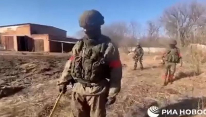 Gafa a propagandei Moscovei: Cum au fost filmati niste soldati rusi care pretindeau ca demineaza un teren - VIDEO Gafa a propagandei Moscovei: Cum au fost filmati niste soldati rusi care pretindeau ca demineaza un teren - VIDEO