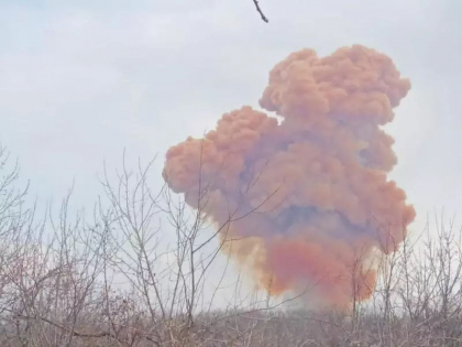 Rezervor industrial cu acid azotic aruncat in aer de fortele ruse intr-un oras din Luhansk. Rusia da vina pe Ucraina Rezervor industrial cu acid azotic aruncat in aer de fortele ruse intr-un oras din Luhansk. Rusia da vina pe Ucraina