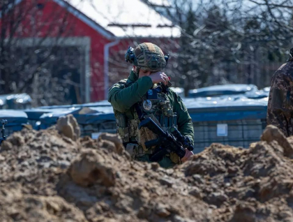 Soldat ucrainean, fotografiat plangand in fata unei gropi comune din Bucha - FOTO Soldat ucrainean, fotografiat plangand in fata unei gropi comune din Bucha - FOTO