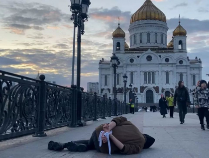 Protest la Moscova fata de masacrul din Bucha: un ostatic civil mort cu mainile legate a aparut in patru locuri faimoase din capitala Rusiei Protest la Moscova fata de masacrul din Bucha: un ostatic civil mort cu mainile legate a aparut in patru locuri faimoase din capitala Rusiei