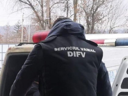 Cinci moldoveni, printre care si un politist de frontiera - retinuti intr-un dosar de contrabanda cu automobile furate din UE - FOTO/VIDEO