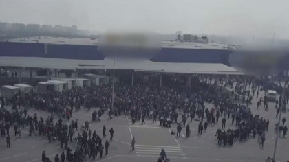 Cozi la mancare in Mariupol. Femeie: Cum pot pleca? Casa mea a fost aruncata in aer. Stau in fata voastra, practic asta e tot ce mai am - VIDEO