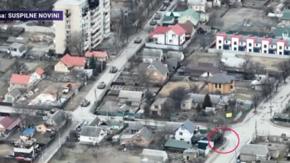 Uciderea unui biciclist in Bucha a fost filmata cu drona. Imaginile in care rusii trag in el dintr-un tanc au ajuns virale - VIDEO