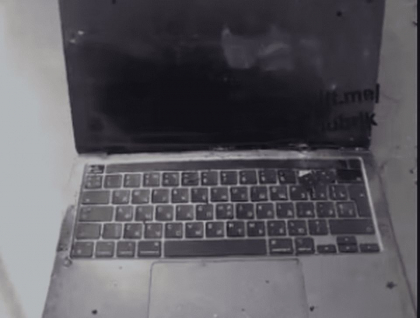 Dupa ce si-a pierdut vesta antiglont, un soldat rus gasit mort la Irpin isi pusese pe sub haine un laptop furat dintr-o casa ucraineana