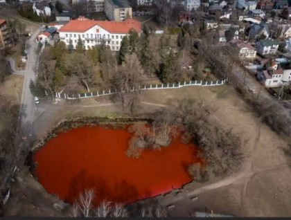 Lac „de sange” in fata Ambasadei Rusiei din Lituania. Protestul vine dupa masacrul din Bucha - VIDEO Lac „de sange” in fata Ambasadei Rusiei din Lituania. Protestul vine dupa masacrul din Bucha - VIDEO