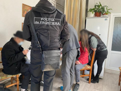Doi moldoveni - retinuti, dupa ce ar fi incercat sa ajute patru cetateni turci sa ajunga in UE fara vize. Ar fi cerut de la fiecare cate 4000-6000 de euro Doi moldoveni - retinuti, dupa ce ar fi incercat sa ajute patru cetateni turci sa ajunga in UE fara vize. Ar fi cerut de la fiecare cate 4000-6000 de euro
