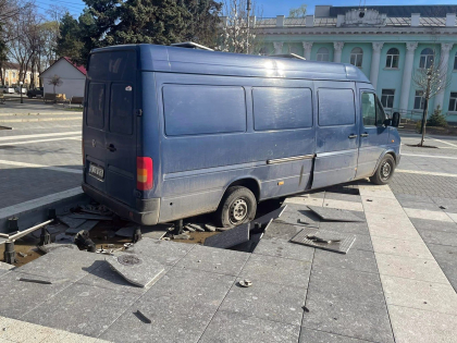 Gafa unui sofer de microbuz: a intrat in Piata Independentii din Ungheni si a distrus o parte din pavaj si havuz. Imagini de la locul faptei - FOTO