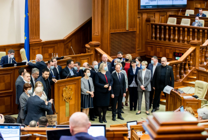 Deputatii Blocului Comunistilor si Socialistilor protesteaza la sedinta Parlamentului. Acestia au blocat tribuna centrala - VIDEO Deputatii Blocului Comunistilor si Socialistilor protesteaza la sedinta Parlamentului. Acestia au blocat tribuna centrala - VIDEO