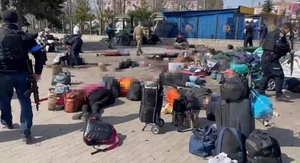 Imagini cu impact emotional. Rusii au tras doua rachete intr-o statie de tren plina cu civili care incercau sa fuga de razboi. Cel putin 30 de oameni au murit, 100 sunt raniti - VIDEO