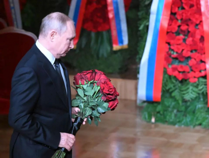 Cu un buchet de trandafiri rosii, Vladimir Putin - prezent la inmormantarea lui Vladimir Jirinovski Cu un buchet de trandafiri rosii, Vladimir Putin - prezent la inmormantarea lui Vladimir Jirinovski