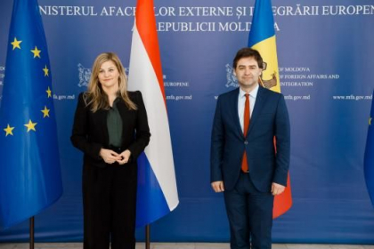 Gestionarea crizei umanitare, discutata de vicepremierul Nicu Popescu si ministrul comertului exterior si cooperarii pentru dezvoltare a Regatului Tarilor de Jos, la Chisinau