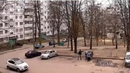 Imagini cu impact emotional. Locuitori din Harkov care duceau gunoiul la ghena, surprinsi de un atac rusesc - VIDEO Imagini cu impact emotional. Locuitori din Harkov care duceau gunoiul la ghena, surprinsi de un atac rusesc - VIDEO