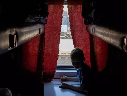 „A vazut rachete zburand deasupra trenului”. Calatoria de 1.000 de kilometri a unui copil de 9 ani din Cernihivul bombardat in Cracovia, la mama sa - FOTO