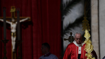 Papa Francisc: „Hristos e din nou rastignit in refugiatii care fug de bombe cu copii in brate, in soldatii trimisi sa-si ucida fratii” Papa Francisc: „Hristos e din nou rastignit in refugiatii care fug de bombe cu copii in brate, in soldatii trimisi sa-si ucida fratii”