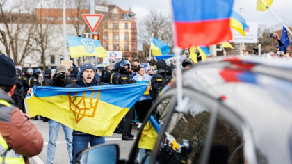 Sustinatorii Rusiei au iesit sa defileze pe strazi in Germania. Manifestantii pro-Ucraina au organizat contrademonstratii - FOTO