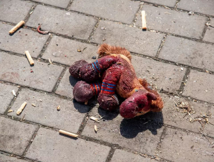O jucarie de plus din gara Kramatorsk, trimisa la ONU ca simbol al uciderii copiilor ucraineni de catre rusi