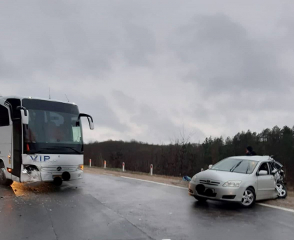 Trei persoane - transportate de urgenta la spital, dupa ce o masina s-a ciocnit cu un autocar, la Hincesti - FOTO Trei persoane - transportate de urgenta la spital, dupa ce o masina s-a ciocnit cu un autocar, la Hincesti - FOTO