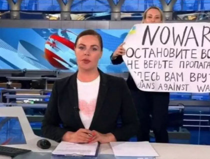 Jurnalista rusa care a protestat in direct la TV, angajata de o prestigioasa publicatie germana Jurnalista rusa care a protestat in direct la TV, angajata de o prestigioasa publicatie germana