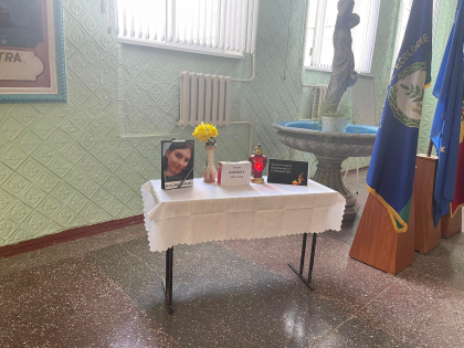 Detalii noi despre minora de 16 ani care a murit in timpul orei de educatie fizica. In holul institutiei a fost pusa o cutie pentru donatii - FOTO Detalii noi despre minora de 16 ani care a murit in timpul orei de educatie fizica. In holul institutiei a fost pusa o cutie pentru donatii - FOTO