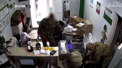 „Ne-au furat haine, bijuterii, sticle de vin si un scuter”. Ucrainenii se intorc in casele jefuite si vandalizate de rusi - VIDEO
