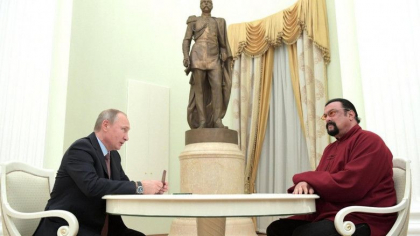 Vedetele occidentale ii intorc spatele lui Putin. Steven Seagal ramane o voce izolata in sprijinul presedintelui Rusiei Vedetele occidentale ii intorc spatele lui Putin. Steven Seagal ramane o voce izolata in sprijinul presedintelui Rusiei