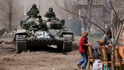 O artista din Rusia a fost arestata dupa ce a scris pe etichetele de preturi dintr-un magazin informatii legate de razboiul din Ucraina O artista din Rusia a fost arestata dupa ce a scris pe etichetele de preturi dintr-un magazin informatii legate de razboiul din Ucraina