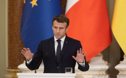 Macron nu reia termenul de „genocid” folosit de Biden si atentioneaza ca „escaladarea cuvintelor nu serveste cauzei”: „In prezent s-a stabilit ca au fost comise crime de razboi de catre armata rusa”