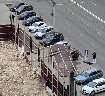 Vantul puternic face ravagii. O placa metalica a cazut peste mai multe masini parcate pe o strada din capitala - FOTO Vantul puternic face ravagii. O placa metalica a cazut peste mai multe masini parcate pe o strada din capitala - FOTO