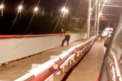 La un pas spre tragedie. Un barbat a fost salvat in timp ce a vrut sa se arunce de pe un pod din Transnistria. Momentul - surprins de catre un martor - VIDEO