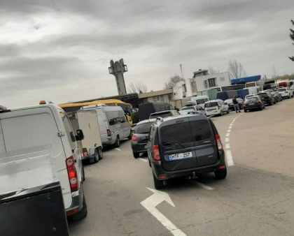 Trafic intensiv la vama Leuseni din cauza unor probleme tehnice. Peste 60 de automobile asteapta sa iasa din tara - FOTO