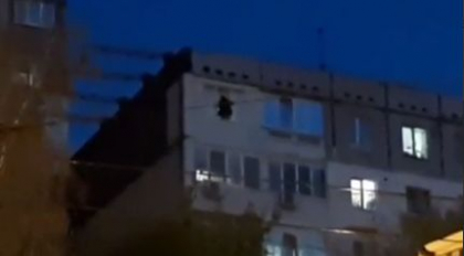 Ultima ora. O persoana ameninta sa se arunce in gol de la etajulul noua al unui bloc din capitala - VIDEO