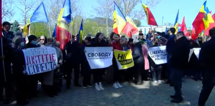 Deputatii socialisti lipsesc de la sedinta Parlamentului pentru a protesta la Cahul. Sunt nemultumiti de faptul ca presedintele Consiliului Raional Cahul a fost plasat in arest la domiciliu - VIDEO Deputatii socialisti lipsesc de la sedinta Parlamentului pentru a protesta la Cahul. Sunt nemultumiti de faptul ca presedintele Consiliului Raional Cahul a fost plasat in arest la domiciliu - VIDEO