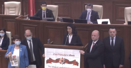 Protest la sedinta Parlamentului. Deputatii BCS - impotriva legii care interzice purtarea lentii Sfantului Gheorghe Protest la sedinta Parlamentului. Deputatii BCS - impotriva legii care interzice purtarea lentii Sfantului Gheorghe