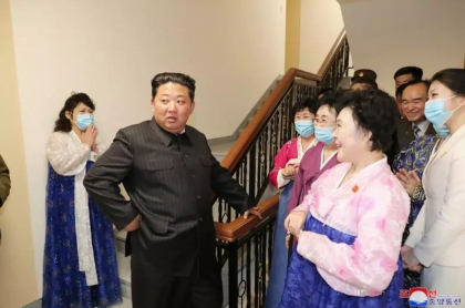 Intr-un eveniment de propaganda, Kim Jong Un i-a dat un apartament de lux „prezentatoarei poporului”. Cine este Ri Chun Hee - VIDEO Intr-un eveniment de propaganda, Kim Jong Un i-a dat un apartament de lux „prezentatoarei poporului”. Cine este Ri Chun Hee - VIDEO